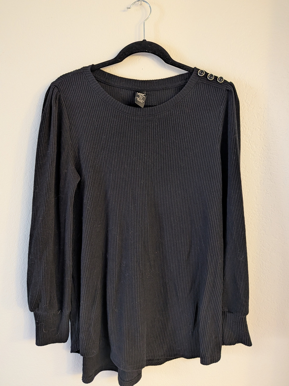 Ribbed Long-Sleeve Button-Shoulder Top - Black